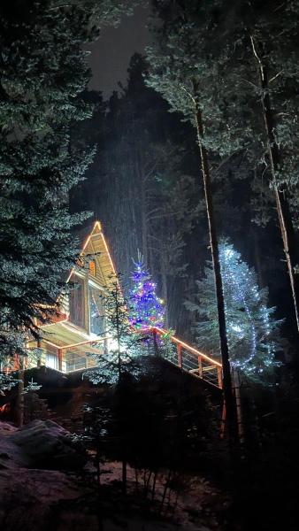 写真にはメスティア市にあるHut In Hatsvaliが写っています。