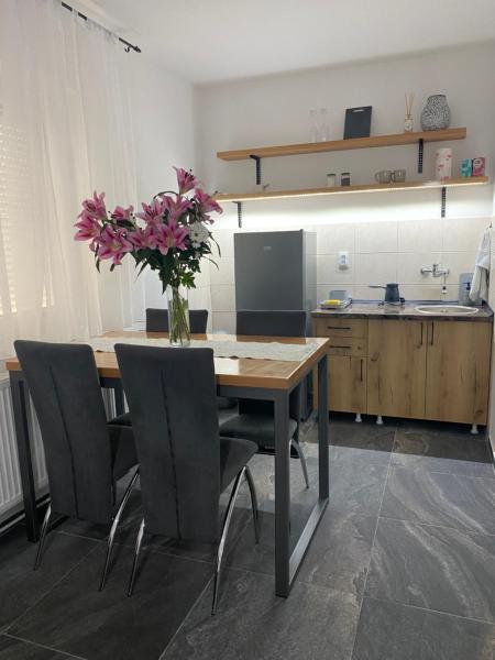 Kuvassa näkyy kohde Bellas apartmani, joka sijaitsee kaupungissa Čenej.