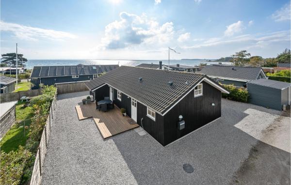 På billedet ses objektet Awesome Home In Rønde With Kitchen beliggende i byen Rønde.