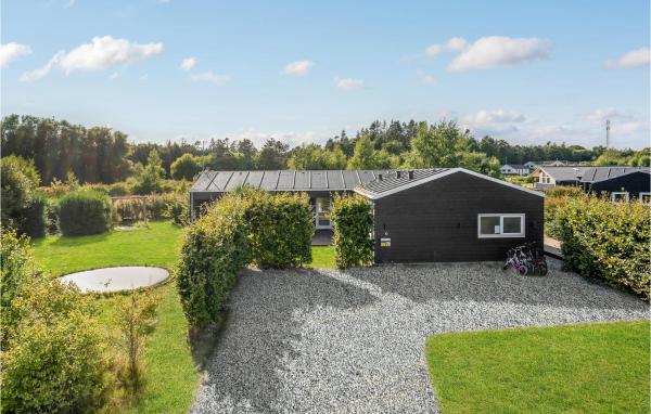 A la foto es mostra l'objecte Amazing Home In Glesborg With Kitchen situat a la ciutat de Glesborg.