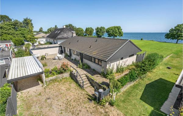 Kuvassa näkyy kohde 3 Bedroom Cozy Home In Frørup, joka sijaitsee kaupungissa Ørbæk.