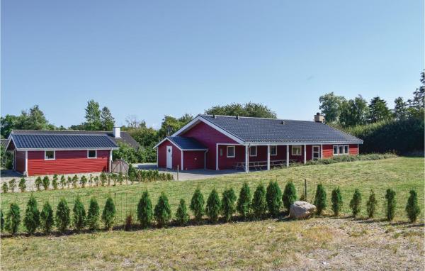 A la foto es mostra l'objecte Seven-Bedroom Holiday Home In Humble situat a la ciutat de Humble.