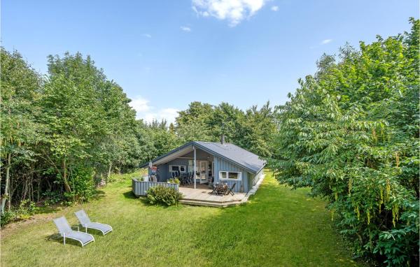 Auf dem Foto ist das Objekt Four-Bedroom Holiday Home In Dronningmolle in der Stadt Dronningmølle zu sehen.