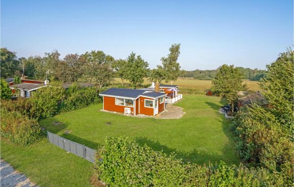 Na foto é possível ver o objeto Stunning Home In Ørsted With Kitchen localizado na cidade de Ørsted.