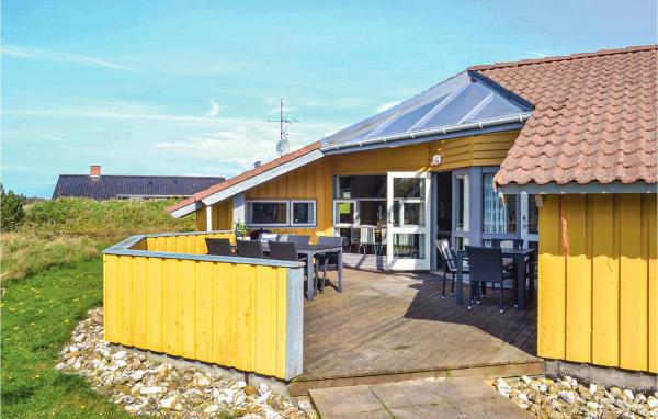 Nella foto è visibile l'oggetto Gorgeous Home In Hvide Sande With Sauna situato nella città di Bjerregård.