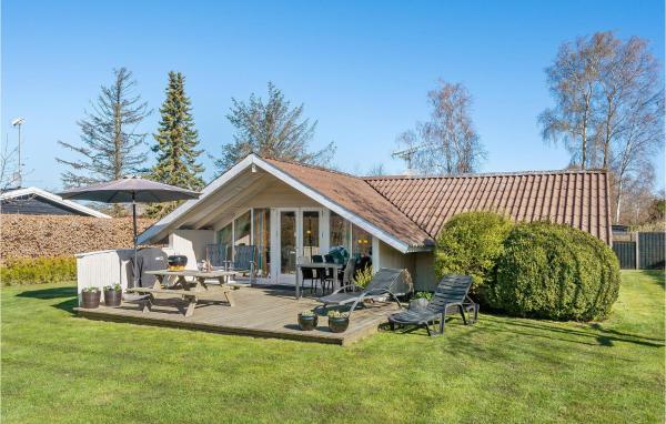 A la foto es mostra l'objecte Holiday Home Gøgevej Dronningmølle Vi situat a la ciutat de Dronningmølle.