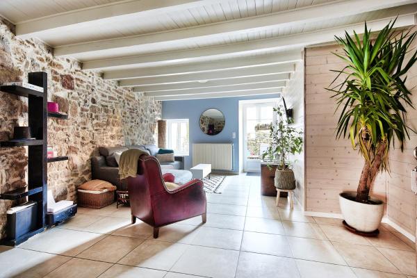 A la foto es mostra l'objecte Maison Saint-Thomas situat a la ciutat de Joudes.