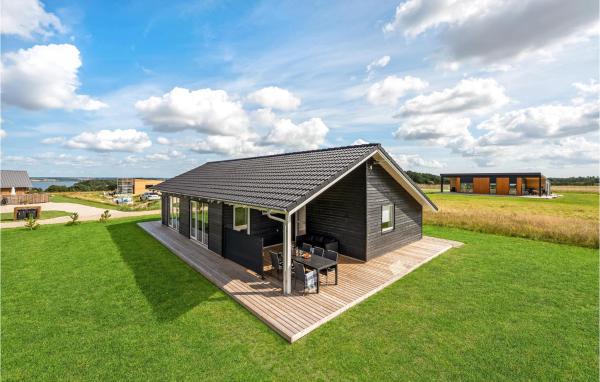 På billedet ses objektet Beautiful Home In Løgstrup With Kitchen beliggende i byen Løgstrup.