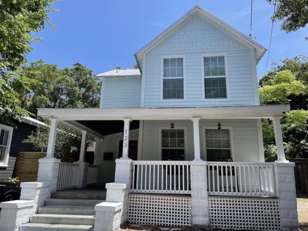 Στη φωτογραφία φαίνεται το αντικείμενο Updated Red Door Revival in Downtown Saint Augustine που βρίσκεται στην πόλη St. Augustine.