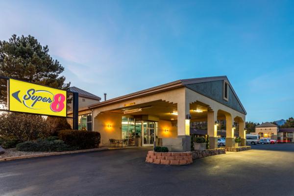På bildet vises objektet Super 8 by Wyndham NAU/Downtown Conference Center som ligger i byen Flagstaff.