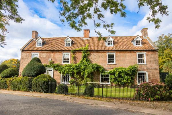 照片显示了位于Frampton市的The Coach House物件。