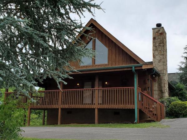 A la foto es mostra l'objecte Story Brook: Beautiful true log cabin! Close to Dollywood, State Park, and more! situat a la ciutat de Sevierville.