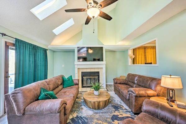 A la foto es mostra l'objecte Hot Springs Getaway w/ Beautiful Lake Views! situat a la ciutat de Piney.