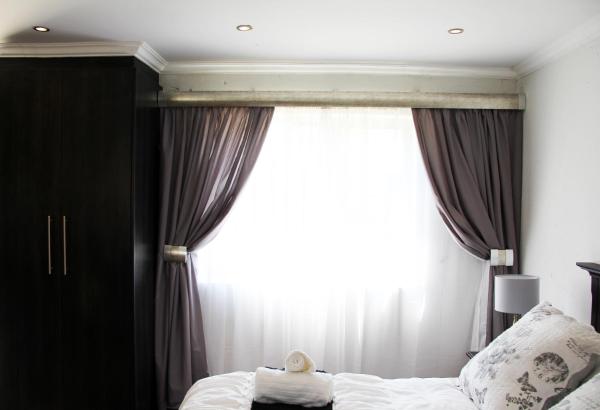 The photo shows the La Coscello Guest House located in the city of Edenvale.