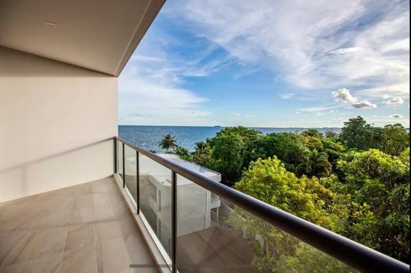 Na fotografii je vidět objekt Beachfront Escape Seaview Suites 5th & Top Floor- Mae Phim nacházející se ve městě Ko Munnork.