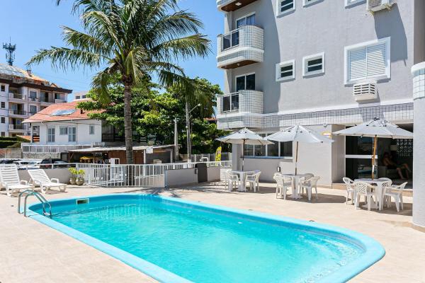 På billedet ses objektet Prédio com apartamentos completos, com piscina e a passos da praia - Agua Marinha beliggende i byen Florianópolis.