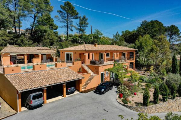 A la foto es mostra l'objecte Villa Théia situat a la ciutat de Flayosc.