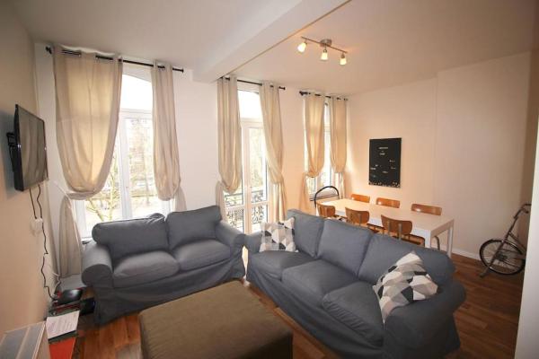 The photo shows the Appartement 3 chambres en plein centre ville located in the city of Liège.