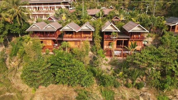 Na foto é possível ver o objeto Mekong Backpackers localizado na cidade de Pakbeng.