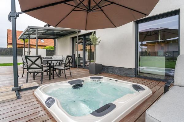 写真にはPsáry市にあるESCAPE THE ORDINARY (Sauna & Jacuzzi)が写っています。