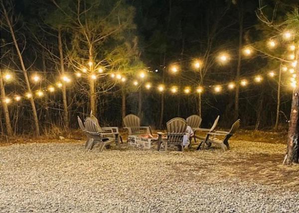 En la foto se muestra el objeto Brand New! Geauxin' All Inn, Fireplace, Hot Tub, Swings, Free Firewood ubicado en la ciudad de Broken Bow.