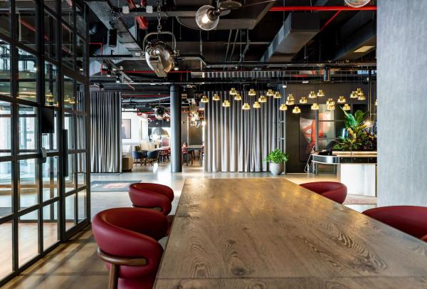 På bildet vises objektet Radisson RED Brussels som ligger i byen Brussel.