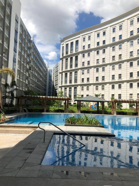 A la foto es mostra l'objecte Robles’ Unit at 81 Newport Boulevard situat a la ciutat de Manila.