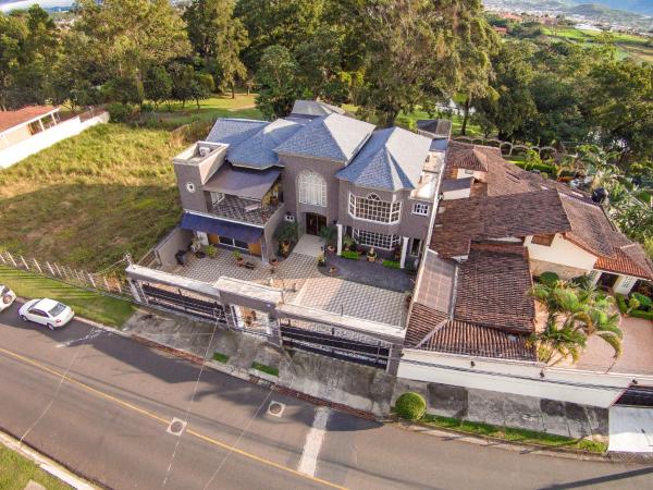 The photo shows the Alameda Cariari Boutique Hotel located in the city of La Asunción.