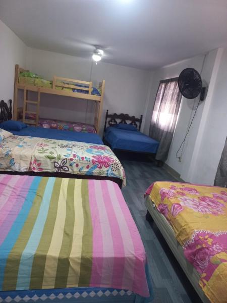 Na zdjęciu widoczny jest obiekt Habitaciones Grupales położony w mieście Playas.