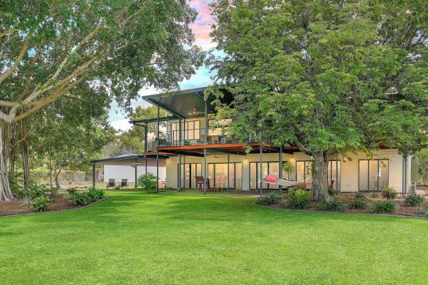 The photo shows the Golden Sands Retreat Beach House located in the city of Wagait Beach.