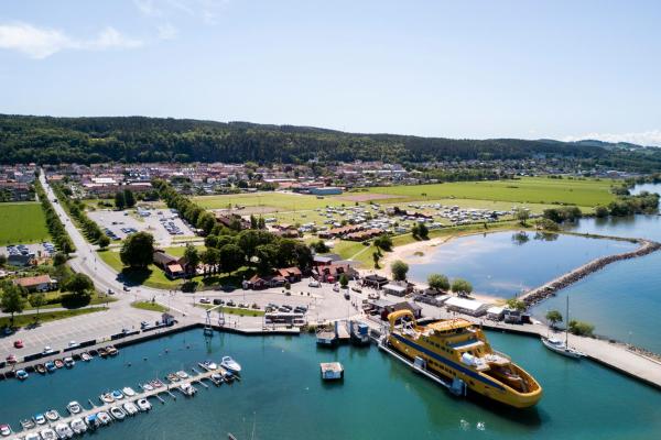 Auf dem Foto ist das Objekt First Camp Gränna - Vättern in der Stadt Visingsö zu sehen.