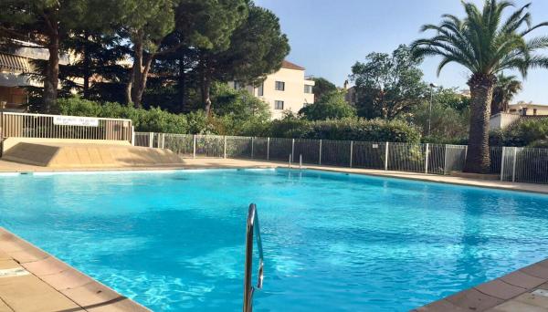 A la foto es mostra l'objecte Merazur situat a la ciutat de Fréjus.