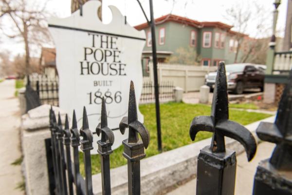 写真にはClancy市にあるPope House - Hist. Mansion - Wild(e), Green & Goldが写っています。