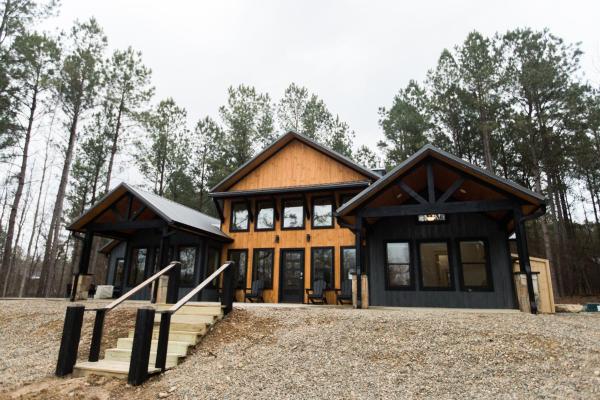 Brand New! Love On The Weekend! 3 Bdrm, 3 And A Half Bth, Hot Tub, 2 Fireplaces - Broken Bow, OK