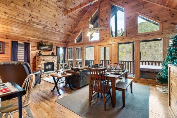 A la foto es mostra l'objecte Cubby Bear Smoky Mountain Cabin - Summer Specials! situat a la ciutat de Sevierville.