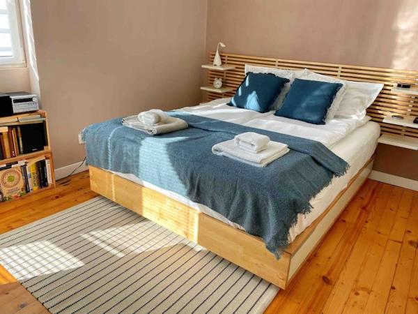 Na zdjęciu widoczny jest obiekt Cozy & Boho Top Center Apartment położony w mieście Sofia.