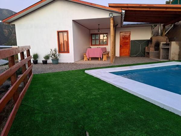 写真にはTiltil市にあるCasa Vista del sol, con piscina, tinaja, y quinchoが写っています。