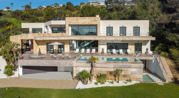A la foto es mostra l'objecte Gravity- Luxurious paradise with sea view situat a la ciutat de Puente Mayorga.