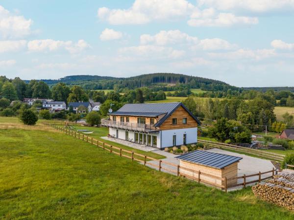 Nella foto è visibile l'oggetto Apartmány Na šumavské louce situato nella città di Javorník.