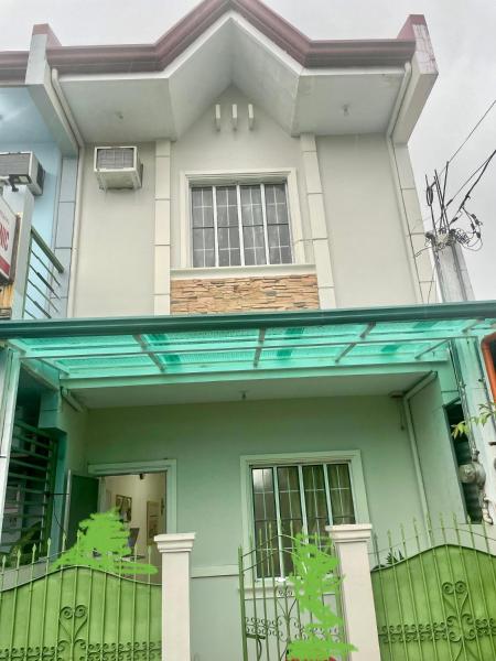 Na zdjęciu widoczny jest obiekt Townhouse Apartment near SM City Lucena położony w mieście Lucena.