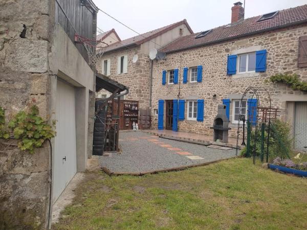 En la foto se muestra el objeto Maison Creusoise dans le village de Fontanières. ubicado en la ciudad de Charron.