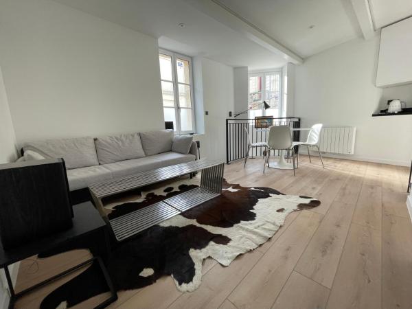 På billedet ses objektet ღ Le Loft Bleu - Cocon élégant & central beliggende i byen Bordeaux.