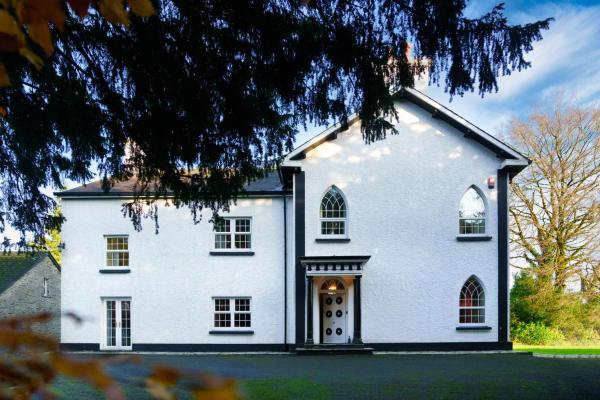 На фото показан объект Ty Bledrws - family retreat near the Cardigan Bay coast, расположенный в городе Llangybi.