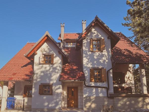 A la foto es mostra l'objecte Apartmani Astra situat a la ciutat de Risovac.