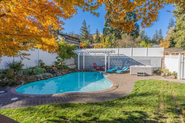 A la foto es mostra l'objecte Hot Tub & Seasonal Pool -Sleeps 10- 4 min to OSF situat a la ciutat de Ashland.