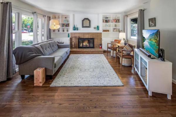 A la foto es mostra l'objecte Celebration Chalet! Quant, cozy, a few blocks from BSU and close to downtown Boise, Fireplace, 4 beds, and seating for 6 Pets Welcome! situat a la ciutat de Boise.