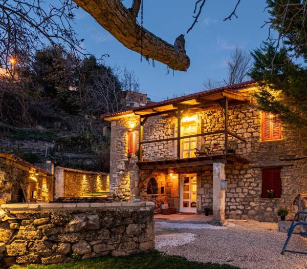 Kuvassa näkyy kohde Βίλα Αρμονία Ορεινή Κορινθία, joka sijaitsee kaupungissa Paradhísion.
