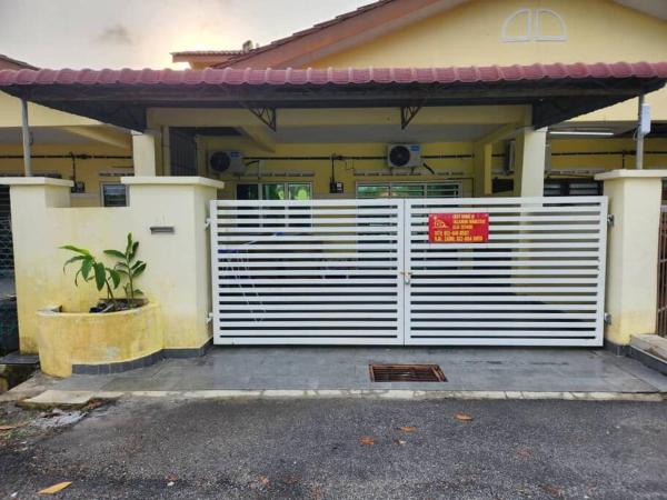Op de foto is het object D'Haja 61 KLIA Sepang with 3 AIRCONDS & WiFi te zien, gelegen in de stad Banting.