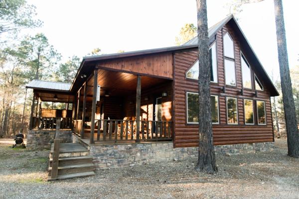 En la foto se muestra el objeto Nik's Nest 2 Bdrm, 2 Bath, Hot tub, Fireplace, 1Story, Fire Pit, Horseshoes ubicado en la ciudad de Broken Bow.