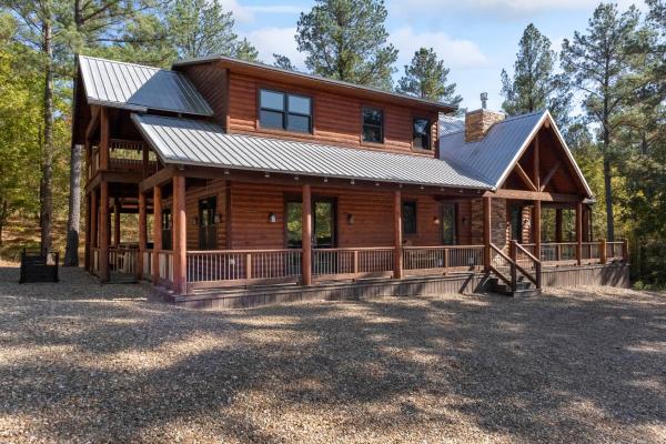En la foto se muestra el objeto Amethyst Moon, Loft, Wrap Around Porch, Hot Tub, Fireplaces, Free Firewood ubicado en la ciudad de Broken Bow.